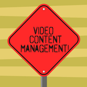 顯示視頻內(nèi)容管理的文本符號(hào)。個(gè)人的概念照片評(píng)估是對(duì)產(chǎn)品的回應(yīng), 在彩色紙照片上充滿(mǎn)飲料的飲料杯的頂觀